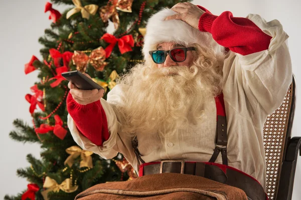 Weihnachtsmann sitzt neben Weihnachtsbaum — Stockfoto