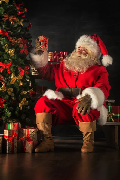 Noel Baba hediye kutuları yerleştiriyor