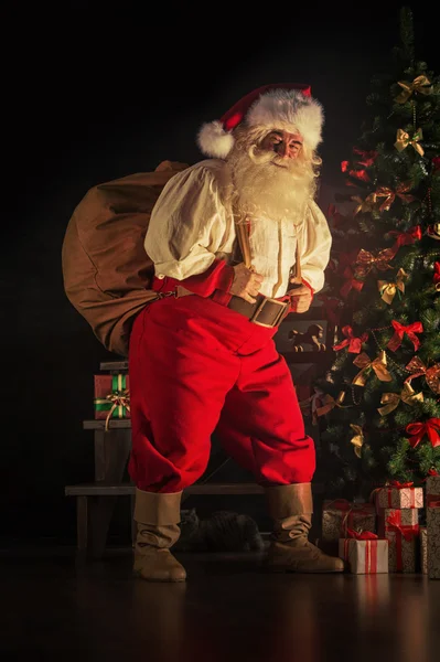 Papai Noel carregando enorme saco — Fotografia de Stock