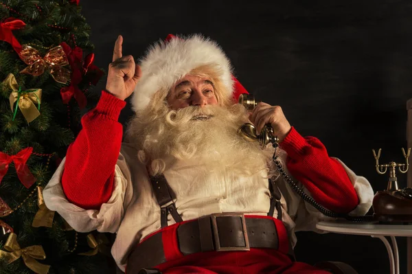Papai Noel chamando telefone em casa — Fotografia de Stock