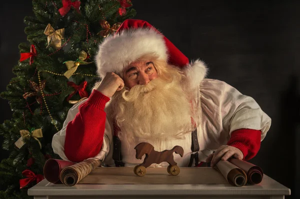 Санта-Клаус работает — стоковое фото