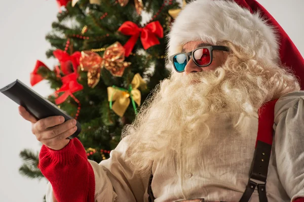 Papai Noel perto da árvore de natal — Fotografia de Stock