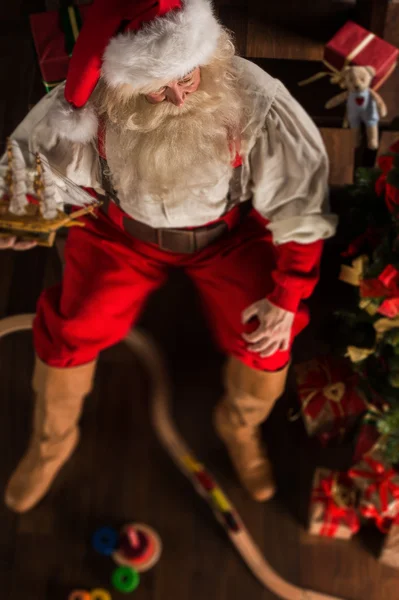 Santa Claus gry z nowej zabawki — Zdjęcie stockowe