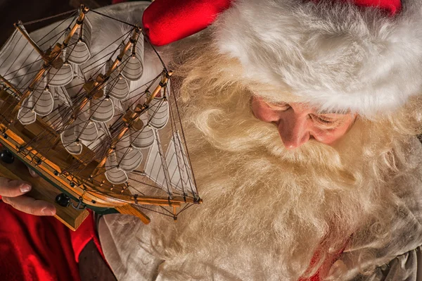 Weihnachtsmann spielt mit neuem Spielzeug — Stockfoto