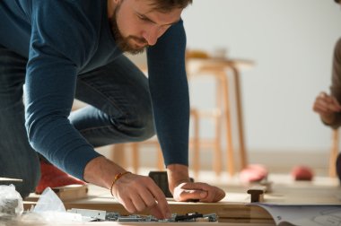Adam kendini derleme mobilya koyarak