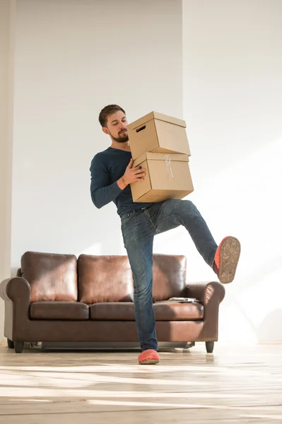 Mann trägt Kisten — Stockfoto