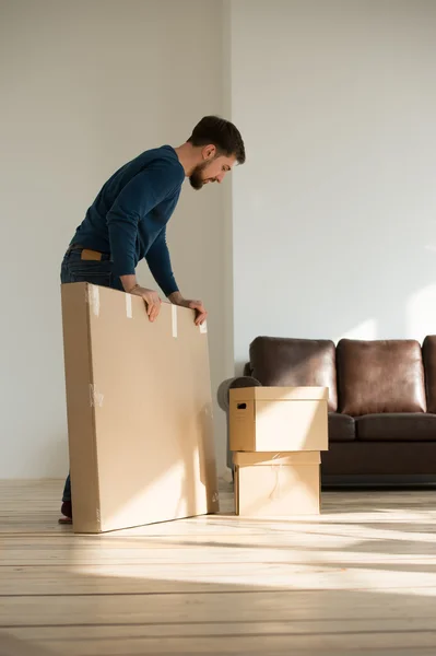 Homem transportando caixas — Fotografia de Stock