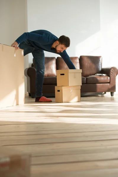 Mann trägt Kisten — Stockfoto