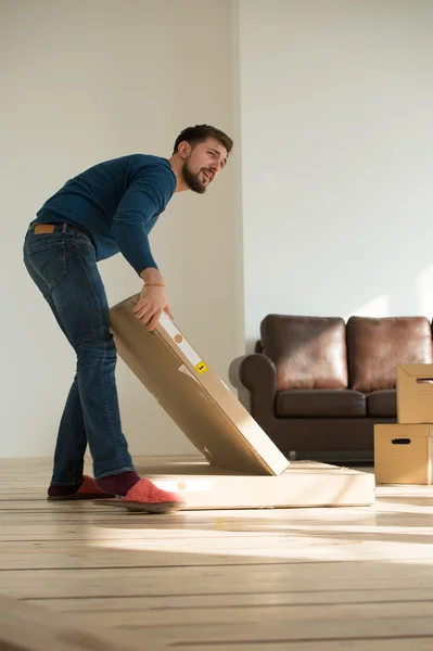 Mann trägt Kisten — Stockfoto