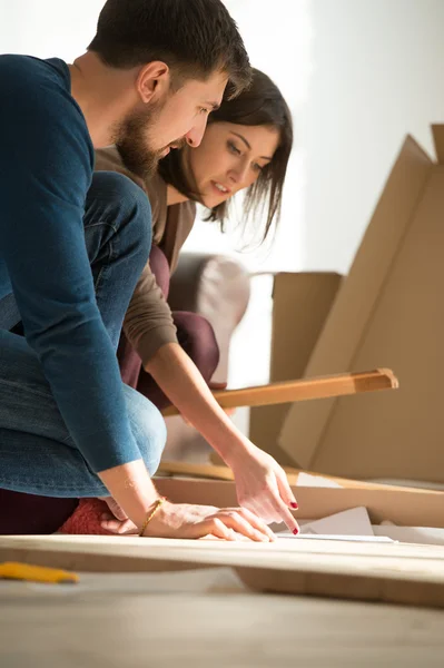 Ehepaar zieht in Haus ein — Stockfoto