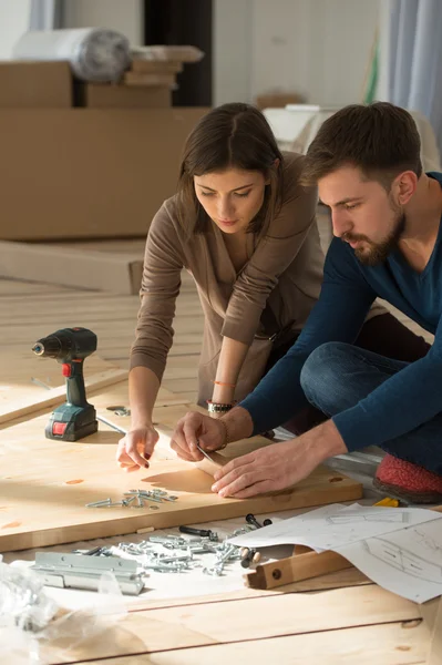 Coppia che si trasferisce in casa — Foto Stock