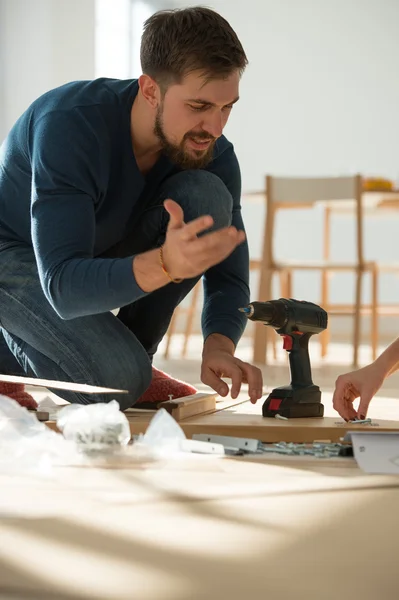 Hombre poniendo muebles de autoensamblaje —  Fotos de Stock