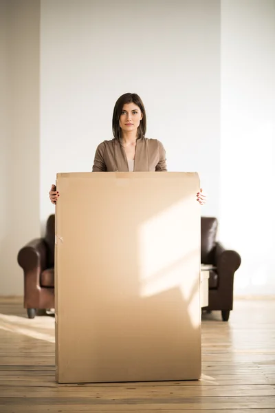 Mujer sosteniendo una caja de cartón — Foto de Stock