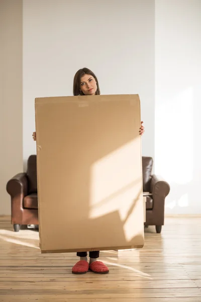 Femme tenant une boîte en carton — Photo