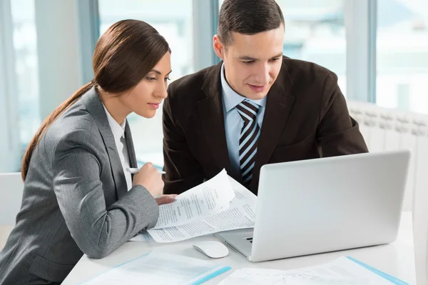 Riunione di lavoro in un ufficio — Foto Stock