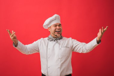 Şef üniformalı olumlu erkeklere