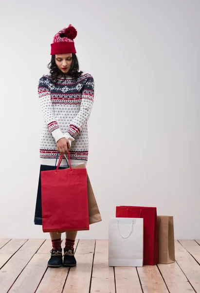 Chica joven con bolsas de compras —  Fotos de Stock