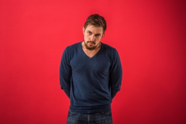 ciddi adam kameraya bakan