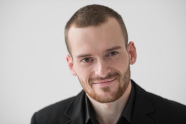 mutlu gülümseyen iş adamı