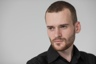 Dalgın yakışıklı işadamı