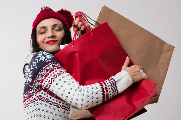 Mulher abraçando sacos de compras — Fotografia de Stock