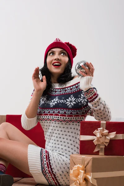 Femme avec des cadeaux de Noël — Photo