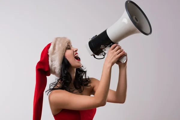 Рождественская женщина с мегафоном — стоковое фото