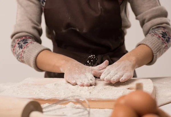 Mani femminili che fanno la pasta — Foto Stock