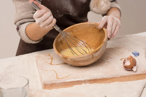 Female hands preparing dough — Stock Photo, Image