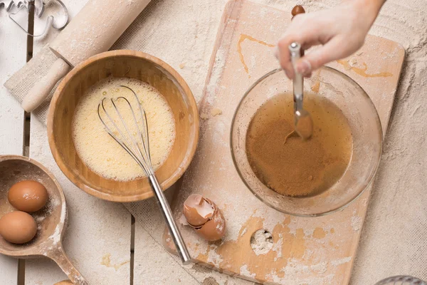 Las manos femeninas preparando la masa —  Fotos de Stock