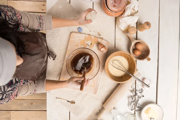 Vrouw bakken cookies — Stockfoto