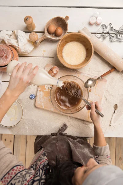 Vrouw bakken cookies — Stockfoto