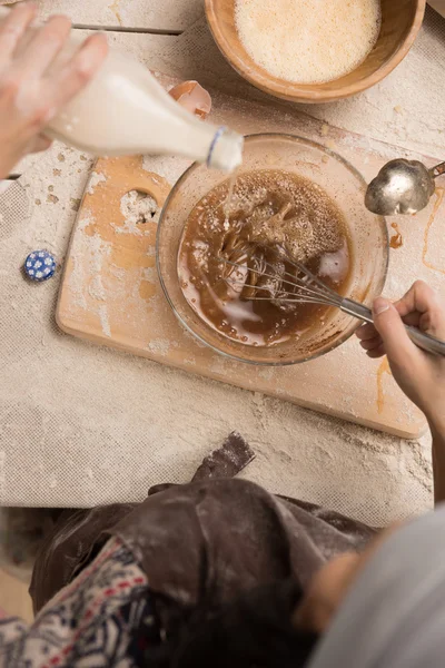Kvinna bakning kakor — Stockfoto