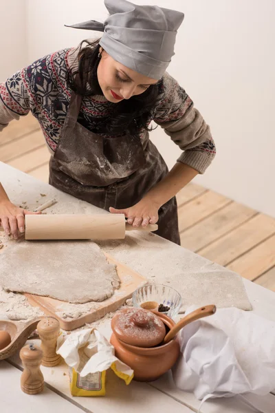 Donna che cucina biscotti di Natale — Foto Stock