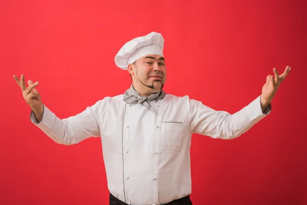 Pozytywny człowiek w mundurze szefa kuchni — Zdjęcie stockowe