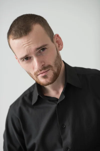 Young businessman looking at camera — Stock Photo, Image