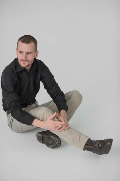 Apuesto joven hombre reflexivo — Foto de Stock