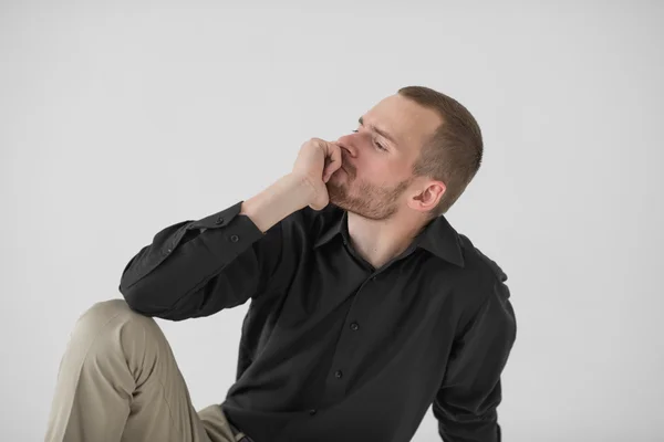 Apuesto joven hombre reflexivo — Foto de Stock