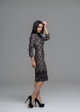 Şık elbiseli seksi kadın