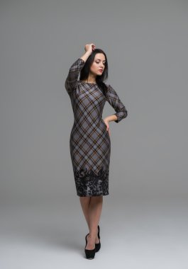 Gece elbisesi giymiş esmer kadın.