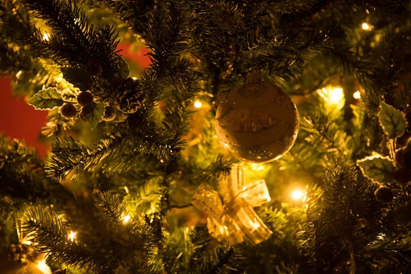 黄金の玉とクリスマスツリー — ストック写真