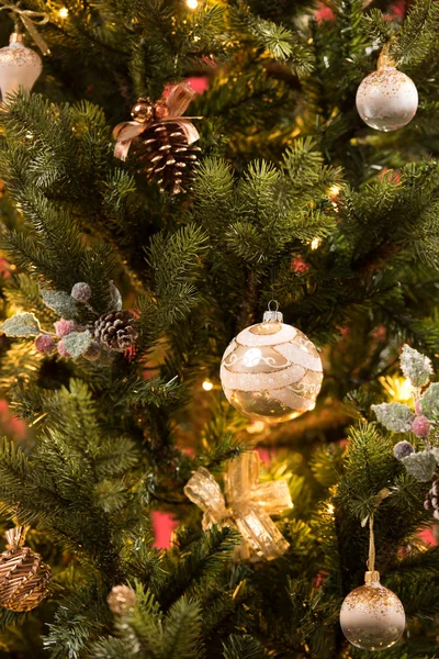 Vánoční stromek se zlatými koulemi — Stock fotografie