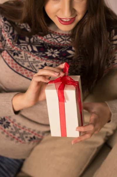 Vrouw met kerstcadeau — Stockfoto