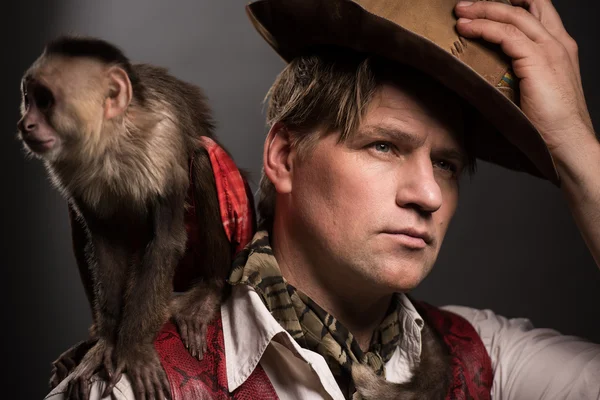 Man adventurer with monkey companion — Stock Photo, Image