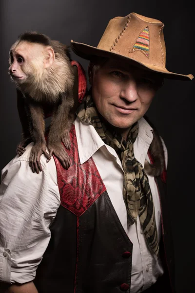 Man adventurer with monkey companion — Stock Photo, Image