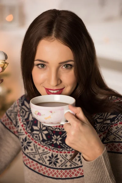Frau trinkt Tee in der Nähe — Stockfoto