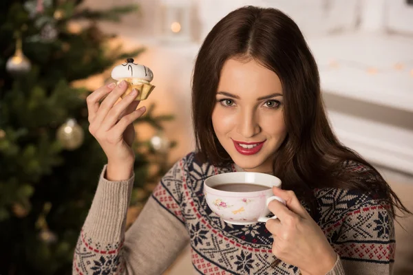 Woman drinking tea near — Stock Photo, Image