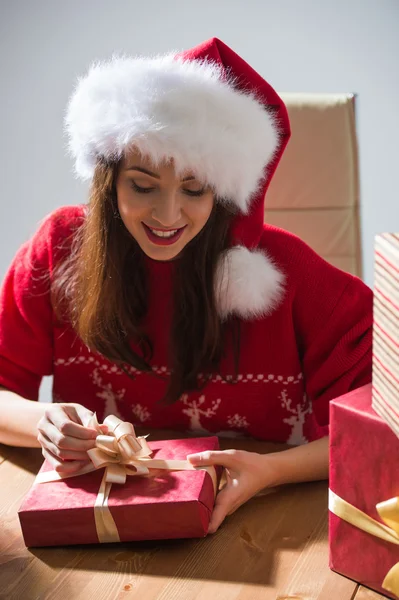 Femme dans santa claus chapeau — Photo