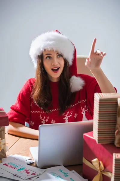 Frau mit Weihnachtsmann-Hut — Stockfoto