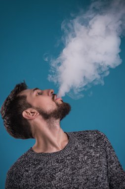 Yakışıklı adam vaping
